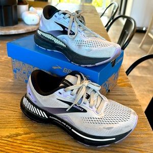 Brooks Women’s 5 wide barely worn